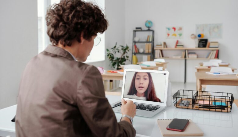 Distance vs Online Education – Which is Right for You?